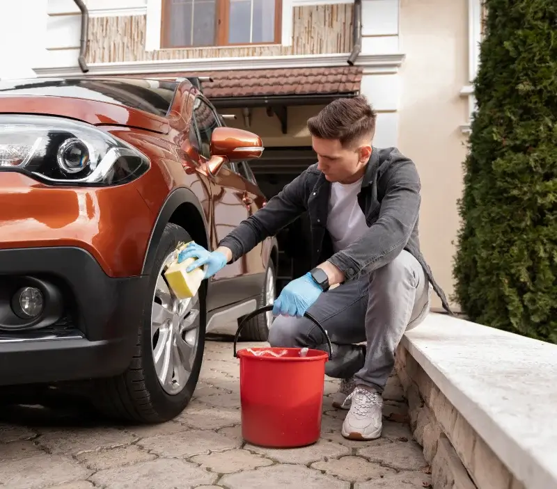Lavage auto à domicile Courdimanche-sur-Essonne : professionnel intervenant sur un véhicule